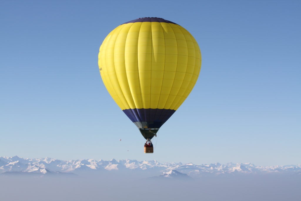 Manfred Römelings letzter Ballon D-OMNR über den Alpen.